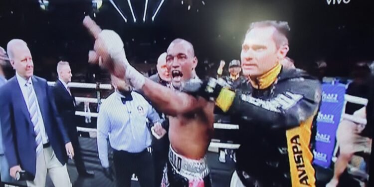 Dos boxeadores dominicanos se coronaron hoy campeones mundiales