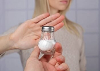 Consumir un gramo de sal menos al día podría prevenir millones de ataques al corazón