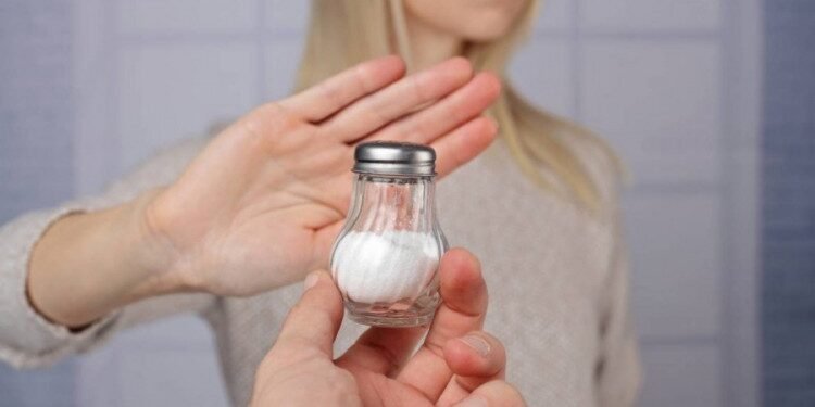 Consumir un gramo de sal menos al día podría prevenir millones de ataques al corazón