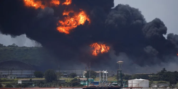 Cuba da por controlado incendio industrial provincia de Matanzas