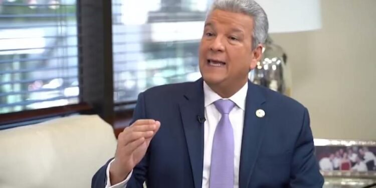 Lisandro Macarrulla envía renuncia formal de su cargo como Ministro de la Presidencia.
