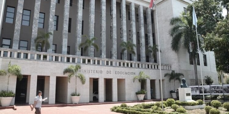 Ministerio de Educación plantea invertir más en aulas y procesos pedagógicos