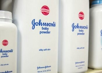 Johnson & Johnson suspende venta de talco en el mundo y rechaza acusaciones de que causa cáncer