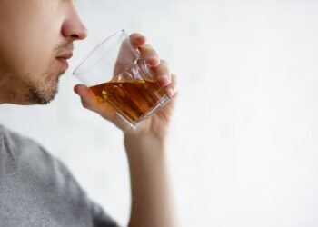 El consumo de alcohol está directamente relacionado con al menos 6 tipos de cáncer, afirma experto