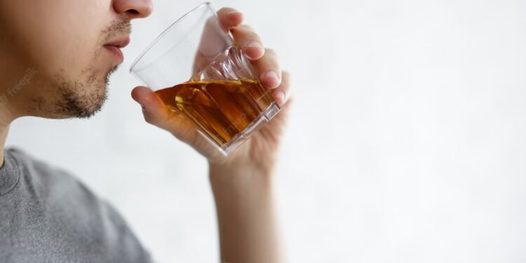 El consumo de alcohol está directamente relacionado con al menos 6 tipos de cáncer, afirma experto