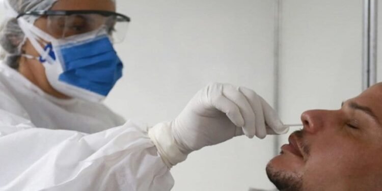 Covid prolongado en 1 de cada 8 adultos: qué revela el nuevo estudio de The Lancet