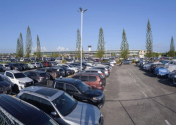 Habilitan parqueos extras para suplir demanda en el aeropuerto Internacional de las Américas.