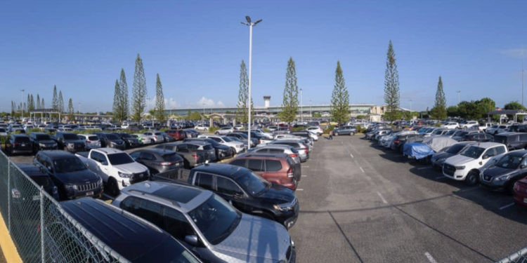 Habilitan parqueos extras para suplir demanda en el aeropuerto Internacional de las Américas.