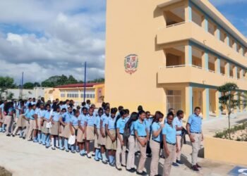 Educación exhorta a los docentes reintegrarse a las aulas este martes