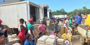 Haitianos se abastecen de huevos en Dajabón horas antes de comenzar la prohibición de su exportación