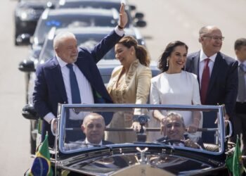 Lula asume presidencia de Brasil; promete reconstrucción