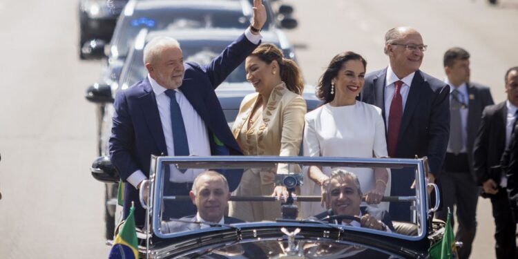 Lula asume presidencia de Brasil; promete reconstrucción