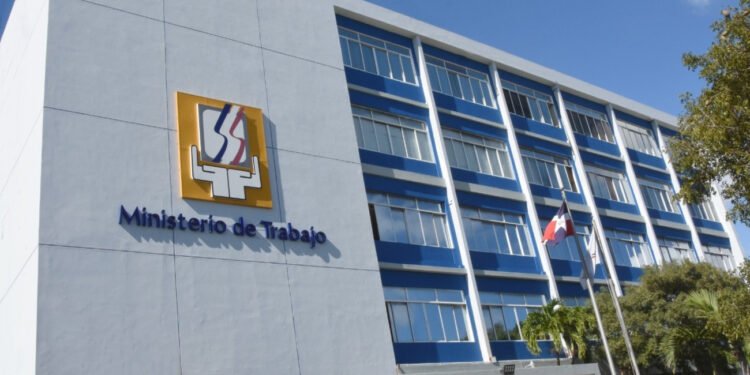 Ministerio de Trabajo aclara datos sobre salario mínimo.