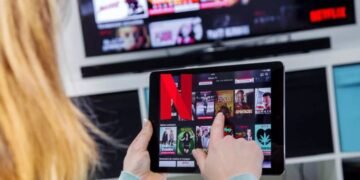 Netflix anuncia que cobrará por compartir contraseña con quienes no vivan en la misma casa.