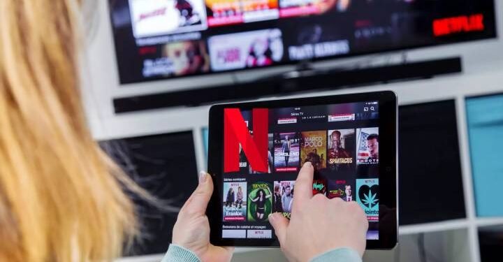 Netflix anuncia que cobrará por compartir contraseña con quienes no vivan en la misma casa.