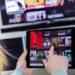 Netflix anuncia que cobrará por compartir contraseña con quienes no vivan en la misma casa.