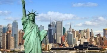 El alcalde de Nueva York alerta de que la ciudad «no puede soportar más» la afluencia de inmigrantes