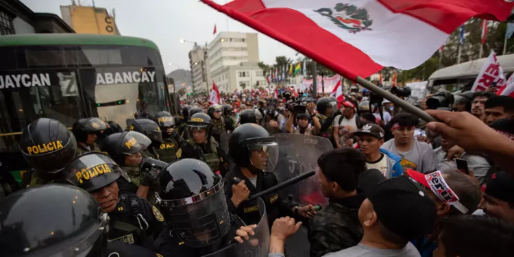 Las protestas se intensifican en Perú; ya van más de 48 muertos