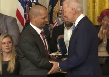 Un dominicano recibe segundo premio más alto de los EE.UU