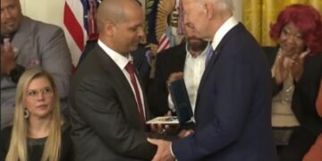 Un dominicano recibe segundo premio más alto de los EE.UU