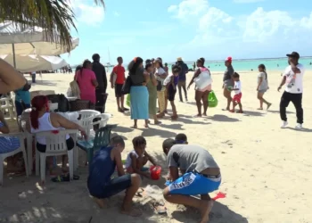 Malestar de vacacionistas por altos precios de servicios en playa de Boca Chica