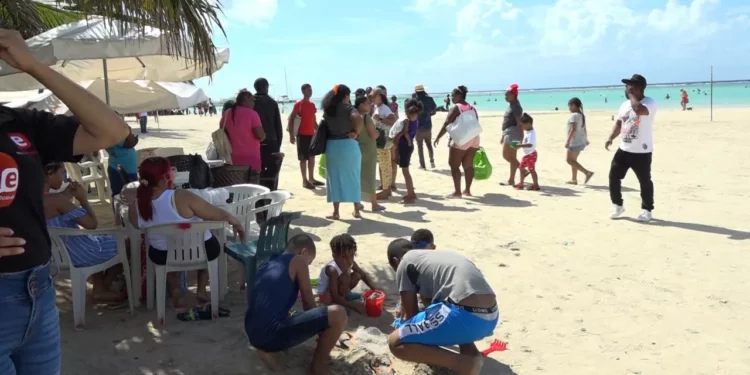 Malestar de vacacionistas por altos precios de servicios en playa de Boca Chica