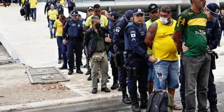 BRASIL: Hay varios centenares de detenidos tras el asalto de Brasilia