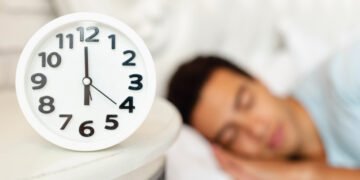 Dormir más los fines  de semana permite recuperar sueño perdido revelan expertos de la universidad de Harvard