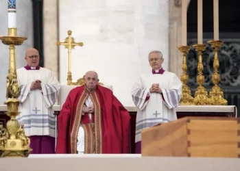 Francisco despide al papa Benedicto XVI