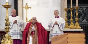 Francisco despide al papa Benedicto XVI