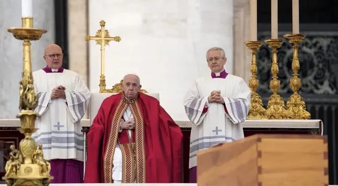 Francisco despide al papa Benedicto XVI