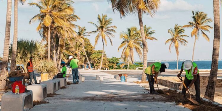 Carolina Mejía destaca avance de los trabajos de la calle parís y el malecón