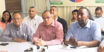 Lideres sindicalistas plantean un aumento de salario de 35% para trabajadores