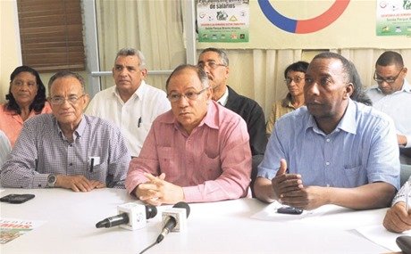 Lideres sindicalistas plantean un aumento de salario de 35% para trabajadores