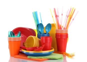 El Reino Unido prohibirá los platos y cubiertos de plástico de un solo uso