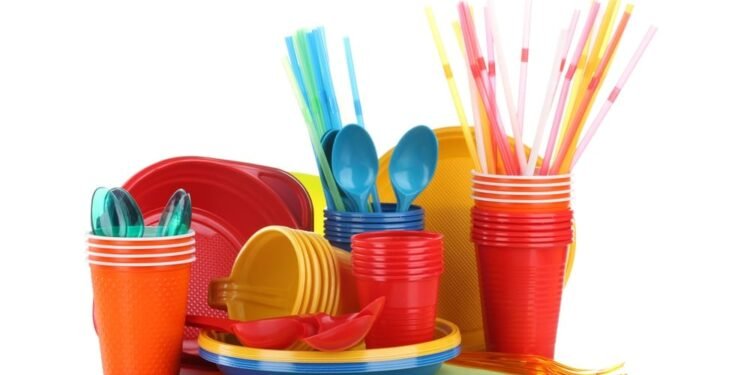 El Reino Unido prohibirá los platos y cubiertos de plástico de un solo uso