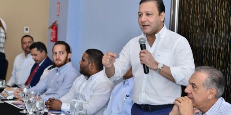 Abel Martínez acusa al Gobierno de usar el presupuesto nacional para comprar dirigentes del PLD