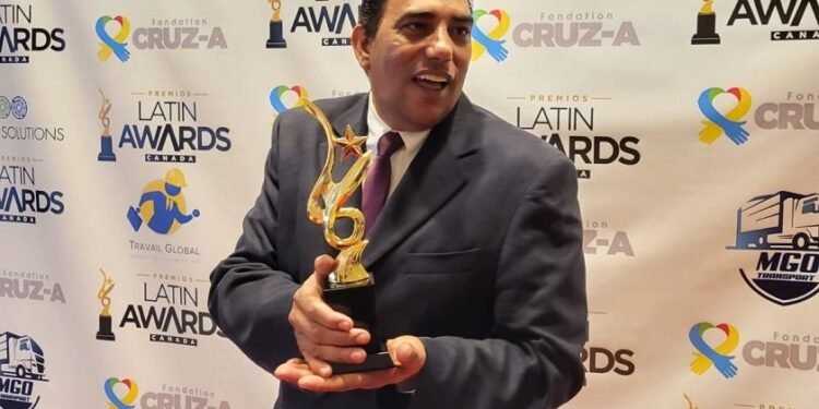Dominicano gana premio Latin Awards Canadá como Presentador del Año