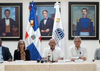 El Ministerio de Educación presenta proyecto «Libro Abierto.» Anuncia que elaborará libros para escuelas públicas