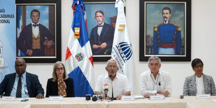 El Ministerio de Educación presenta proyecto «Libro Abierto.» Anuncia que elaborará libros para escuelas públicas