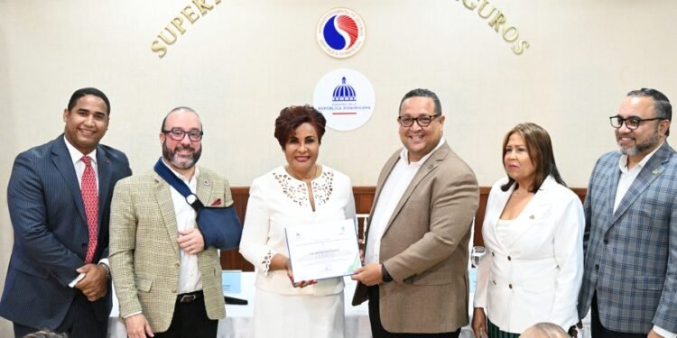 Superintendencia de Seguros recibe el más alto galardón en capacitación entregado por el INAP