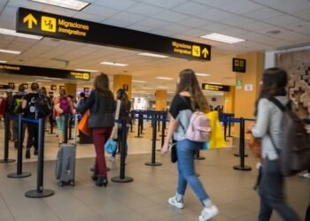 Informe del INDEX indica que más de 303,975 dominicanos migraron en 2022