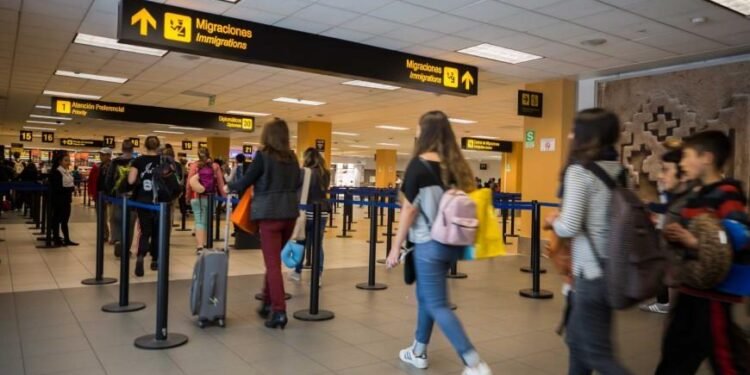 Informe del INDEX indica que más de 303,975 dominicanos migraron en 2022