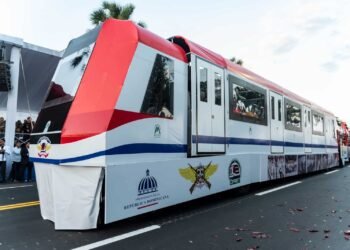 «Vagón» del Metro y cabinas del Teleférico en desfile militar
