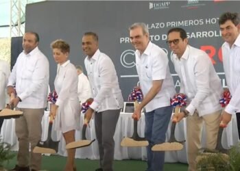 El presidente  Abinader da inicio a la construcción dos hoteles en Pedernales