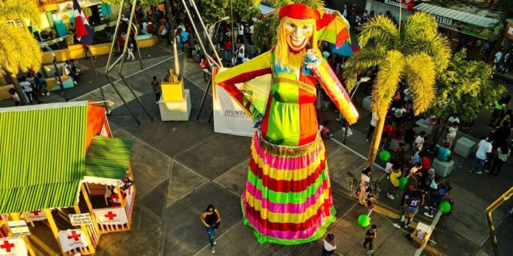 Ayuntamiento de Fantino  construye gigante Roba La Gallina