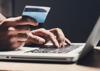 Alertan a consumidores sobre estafas y robos de información de las tarjetas de crédito y débito.