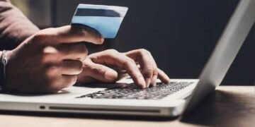 Alertan a consumidores sobre estafas y robos de información de las tarjetas de crédito y débito.