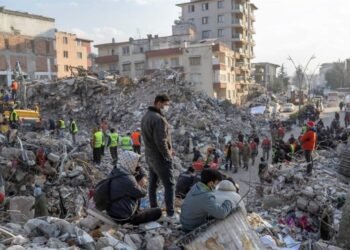 En Turquía dejan de buscar supervivientes, los equipos de rescate dan paso a las excavadoras