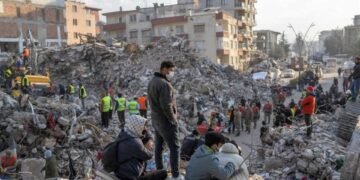 En Turquía dejan de buscar supervivientes, los equipos de rescate dan paso a las excavadoras